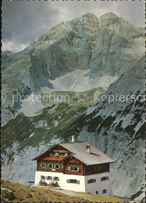 Pfeishuette mit Karwendelgebirge