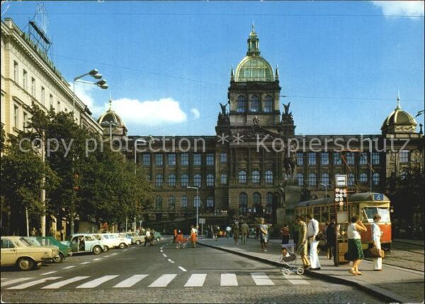 Praha Prahy Prague Nationalmuseum mit Strassenbahn