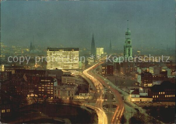 Hamburg Fliegeraufnahme mit Kirchen bei Nacht