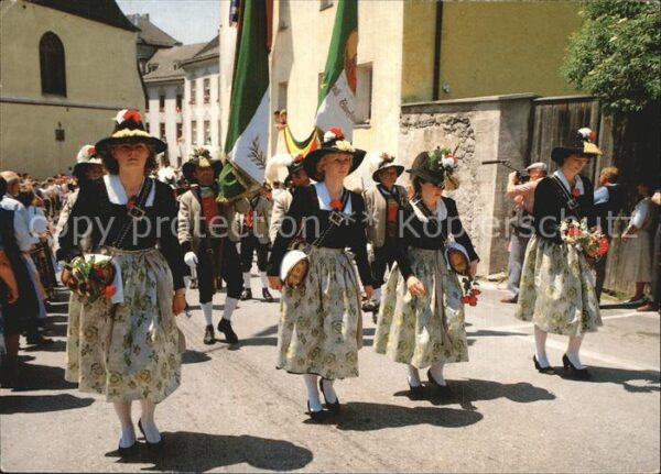 Trachten Tirol Trachtenumzug Marketenderinnen