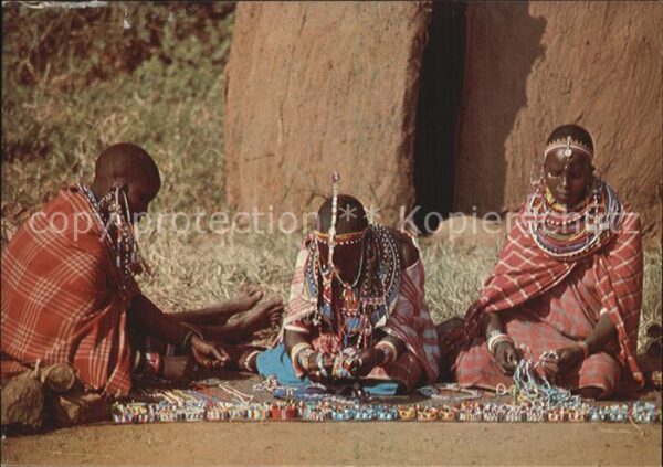 Typen Afrika Masai Women displaying their beads