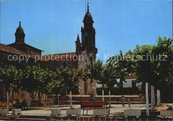 Cuntis Plaza del General Mola e Iglesia de San
