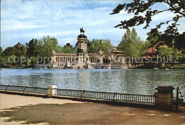 Madrid Spain Estangue del Retiro Monumento Park Denk