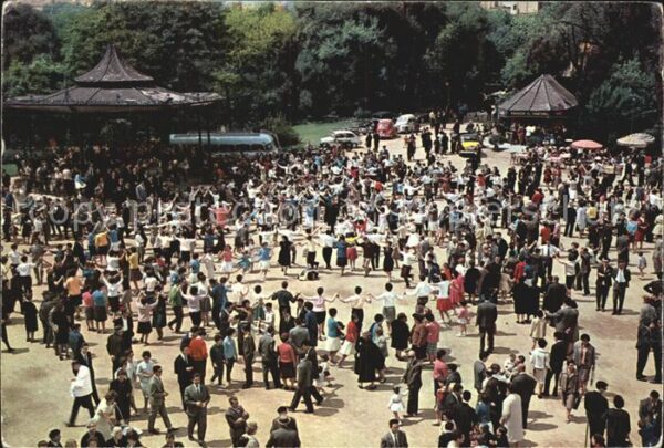 Barcelona Cataluna Parque de la Ciudadela Bailando Las Sar