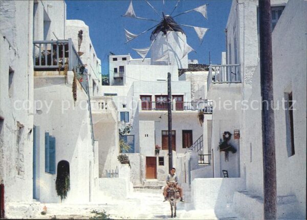 Mykonos Kykladeninsel Aegaeis Gasse mit Windmühle