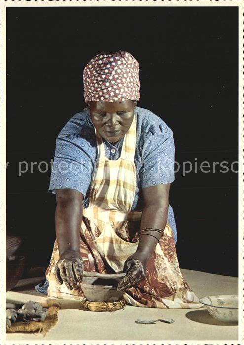 Typen Afrika Cape Town Zulu Woman Potter at Work