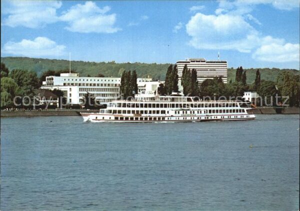 Bonn Rhein Bundeshaus vom Rhein gesehen mit Person