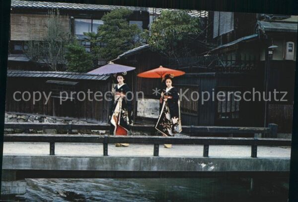 Kyoto Damen im Garten