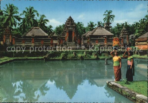 Bali Indonesien Girls carrying offerings
