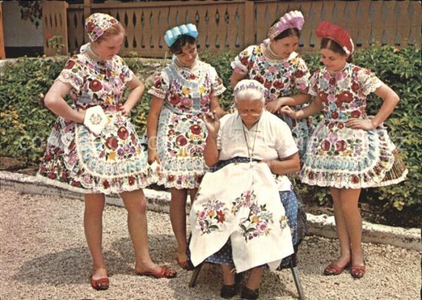 Kalocsa Mädchen in Volkstracht