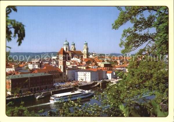 Passau Rathaus und Dom St Stephan Fahrgastschi