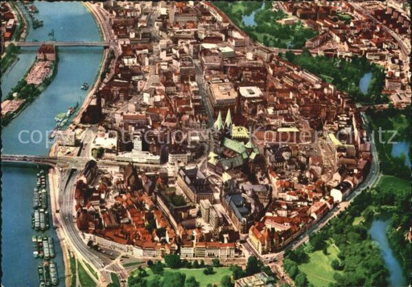 Bremen City mit Dom und Weser Fliegeraufnahme