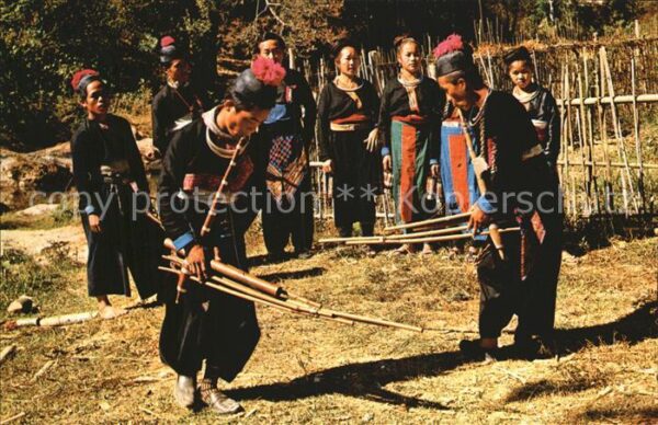 Musikanten Thai-Meo Hill-Tribe Men and Women Bambo