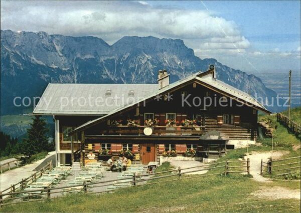 Rossfeldhuette mit Untersberg