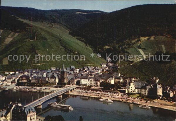 Bernkastel-Kues Moselpartie mit Brücke