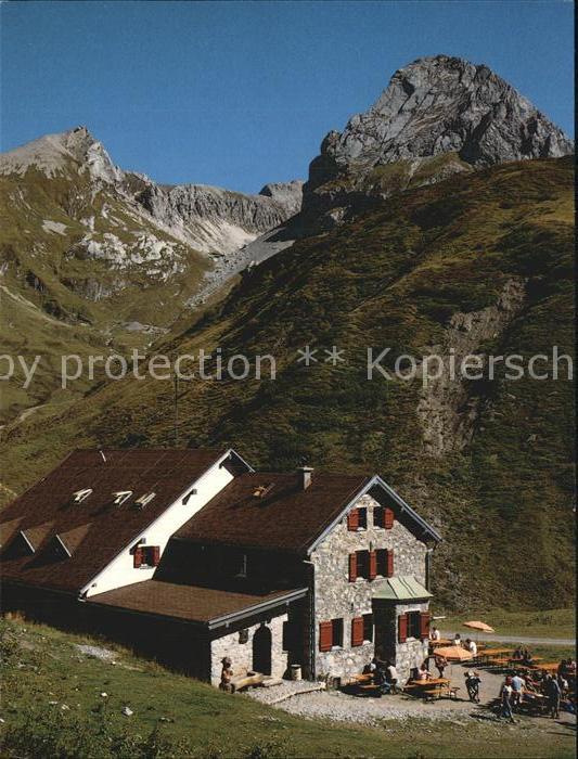 Ravensburgerhuette am Spullersee mit Roggalspitze