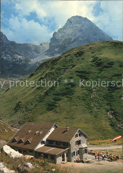 Ravensburgerhuette am Spullersee mit Roggalspitze
