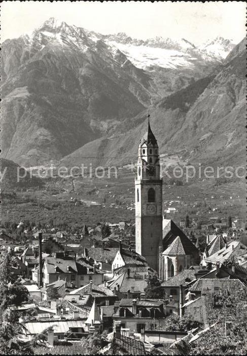 Merano Meran mit Turm der Pfarrkirche