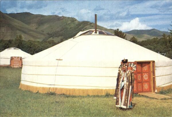 Mongolei Zelt und Frau in traditioneller Kleidun