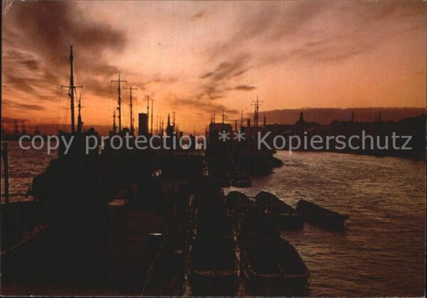 Hafenanlagen Hamburg Abend am Hafen