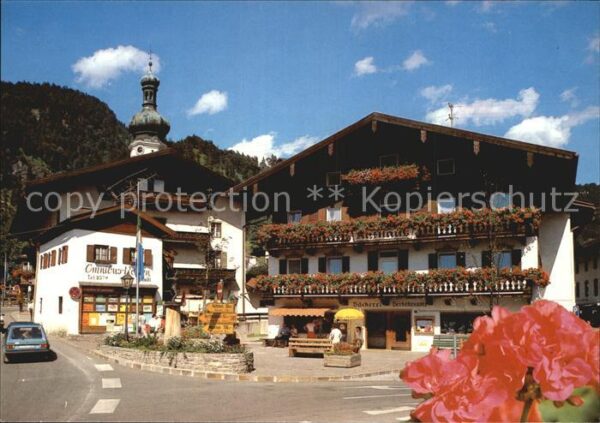 Reit Winkl Dorfplatz mit Rathaus