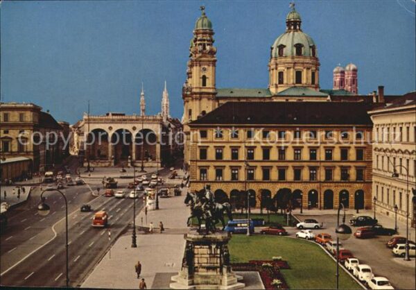 Muenchen Odeonsplatz mit Feldherrnhalle und Thea