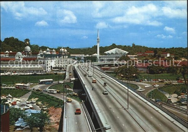 Kuala Lumpur Fliegeraufnahme Autobahn mit Bahnhof