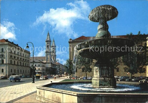 Muenchen Ludwigstrasse mit Brunnen Universität
