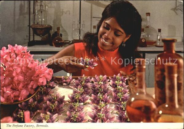 Bermuda Perfume Factory Frau mit Blüten