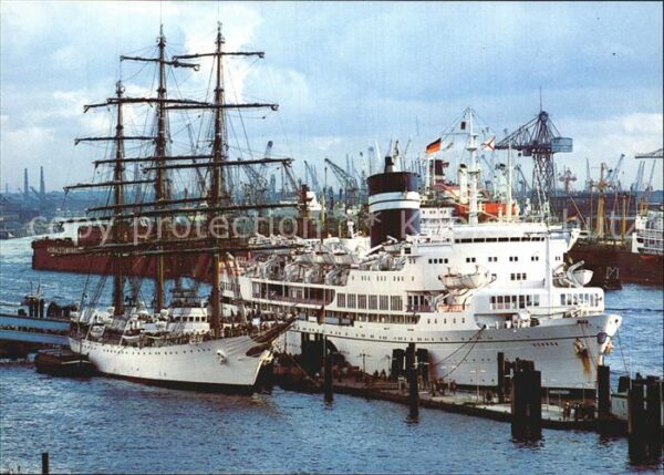 Segelschiffe Libertad MS Uganda Hamburg Überseebrück