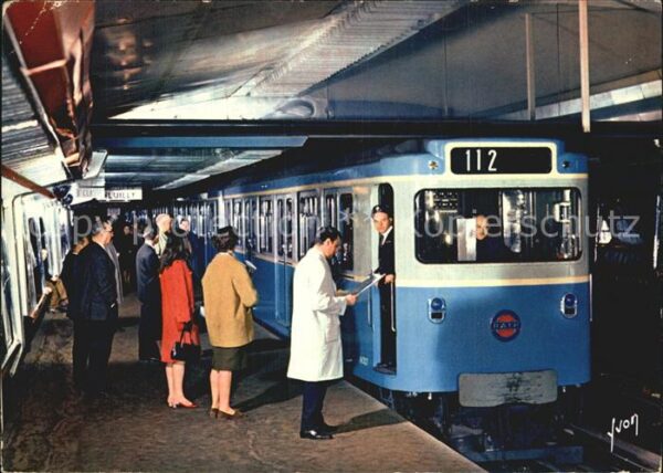 U-Bahn Subway Underground Metro Paris Rame sur pneumatiques en station