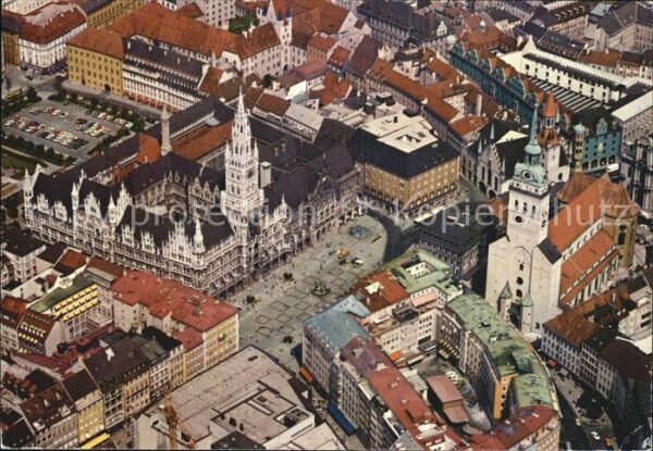 Muenchen Fliegeraufnahme Marienplatz mit Rathaus