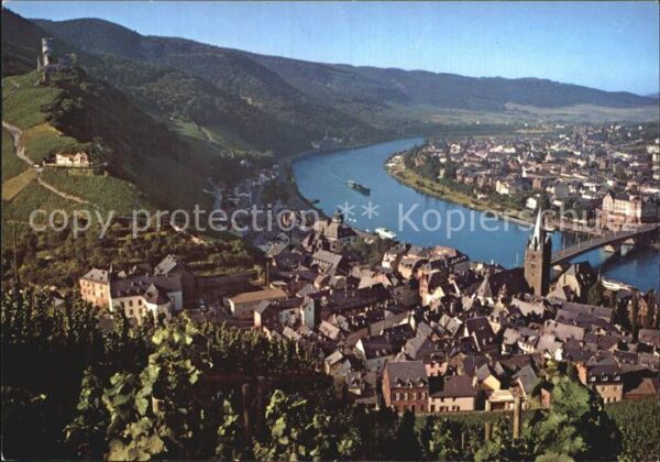 Bernkastel-Kues Teilansicht mit Ruine Landshut