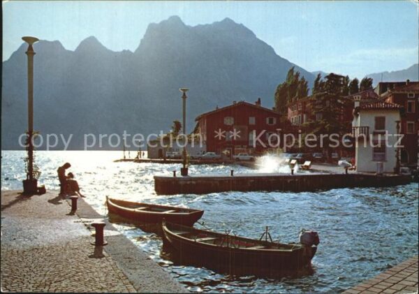 Torbole Lago di Garda Kleiner Hafen Gegenlicht