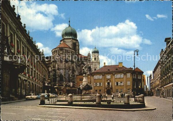Passau Residenzplatz mit Domblick