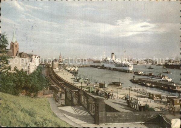 Hamburg Überseebrücke mit Passagierschiff Alcad