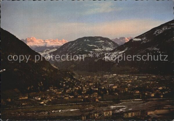 Bozen Suedtirol Aussicht vom Reichsrieglerhof Alpenglüh
