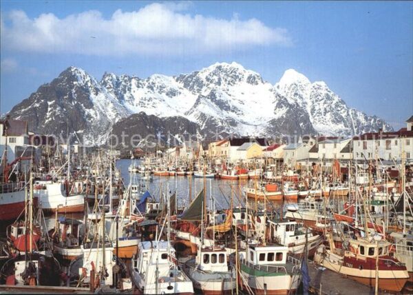 Henningsvaer Fiskeflaten i havn Fischkutter im Hafen