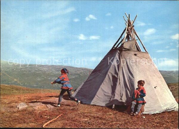Norwegen Norge Samegutter i lek Lappboys playing Lappe