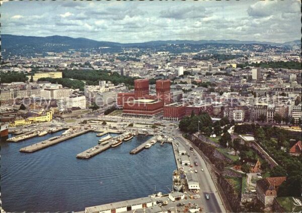 Oslo Norwegen Hafen Rathaus Blick über die Stadt Flie