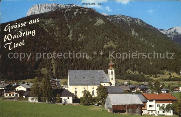 Waidring Tirol mit Steinplatte und Kirche