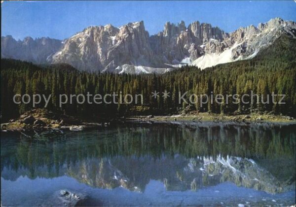 Karersee Suedtirol Lago di Carezza Latemar Dolomiten Wasse