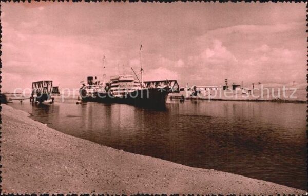 Ismailia Vessel crossing Ferdane-Bridge