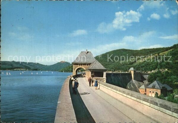 Edersee mit Sperrmauer und Schloß Waldeck