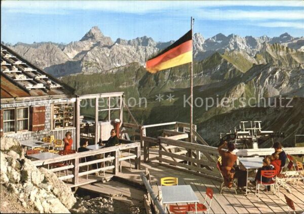 Nebelhorn Gipfelhütte mit Hochvogel