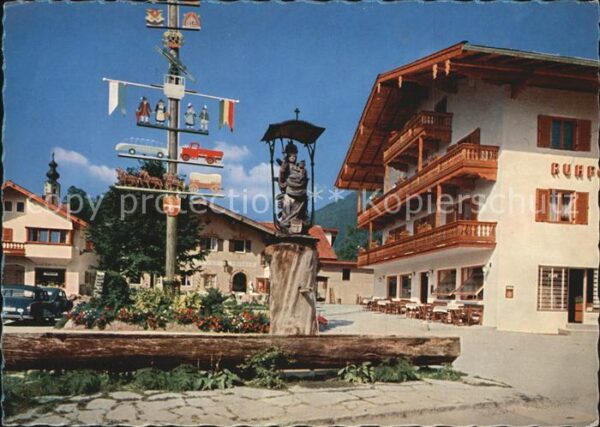 Ruhpolding Dorfplatz mit Maibaum und Marienbrunnen