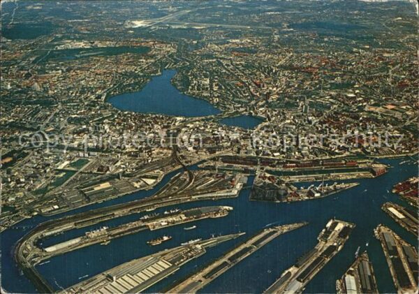 Hamburg Blick auf Stadt und Hafen Fliegeraufnah