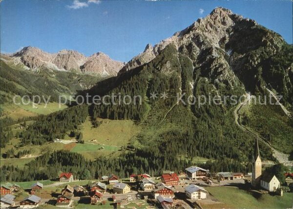 Mittelberg Kleinwalsertal mit Schafalpen und Zwölferkopf Allgäuer