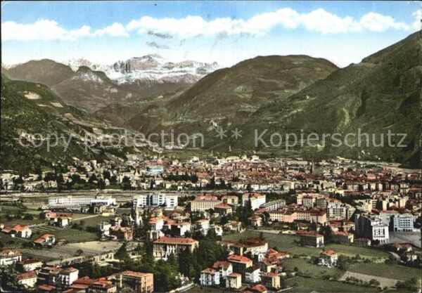 Bozen Suedtirol Panorama gegen den Rosengarten Dolomite