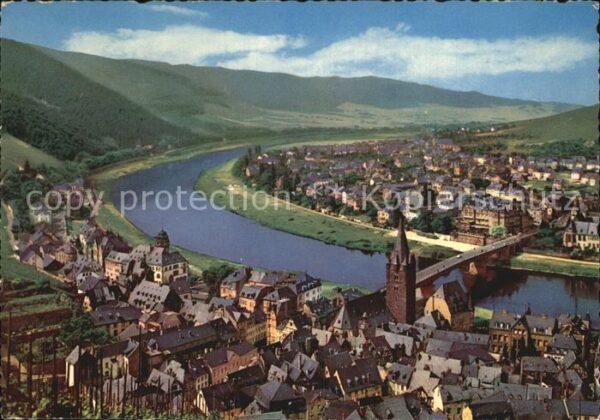 Bernkastel-Kues Blick auf die Mosel und den Ort